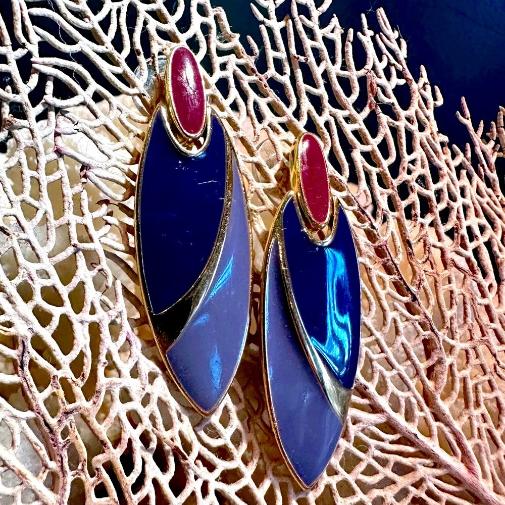 Excellent Vintage Condition Trifari Enamel Gold Tone Pierced Earrings